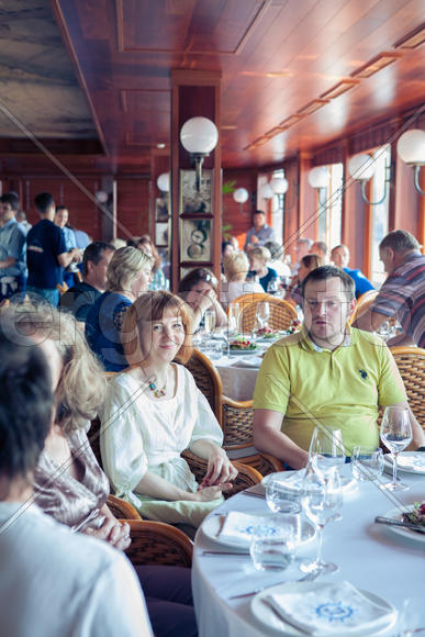 Общение за столом