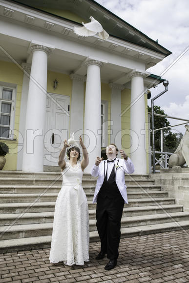 Жених и невеста отпускают голубей