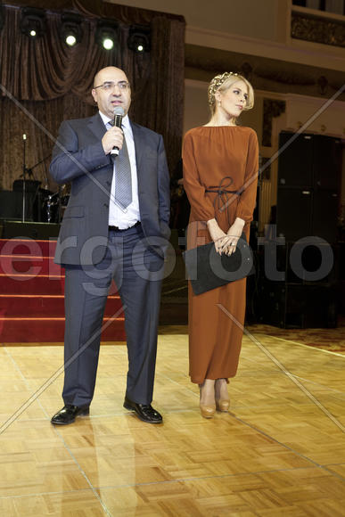 Мужчина и девушка на сцене