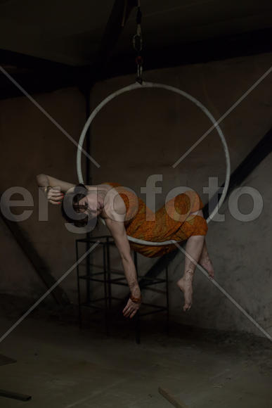 Девушка в круге