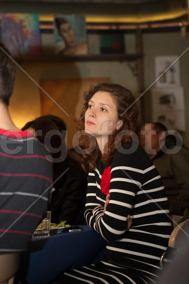 Девушка-брюнетка 