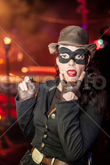 Женщина в маске и шляпе
