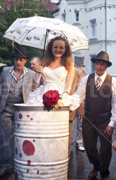 Девушка с букетом и зонтиком 