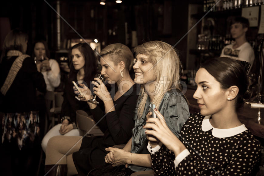 Девушки сидят в зале