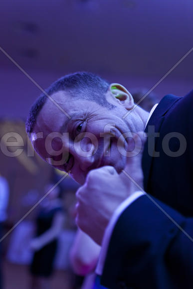 Мужчина улыбается