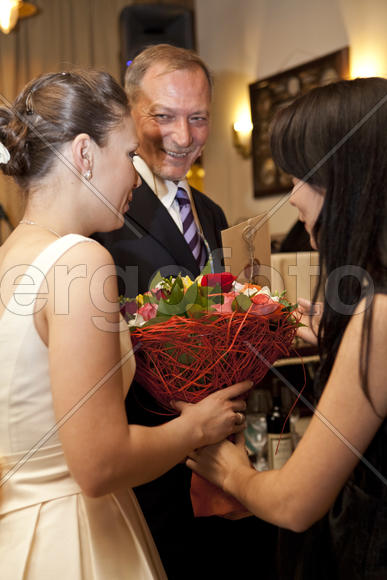 Жених и невеста принимают поздравления