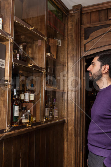 Мужчина-брюнет с бородой