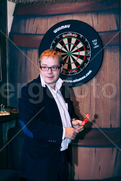 Мужчина в костюме и очках