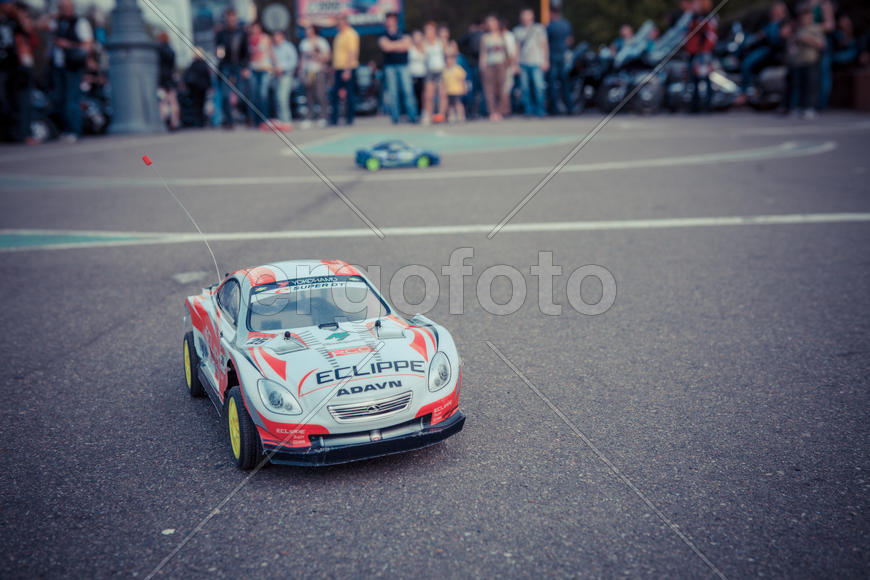 Игрушечная машинка