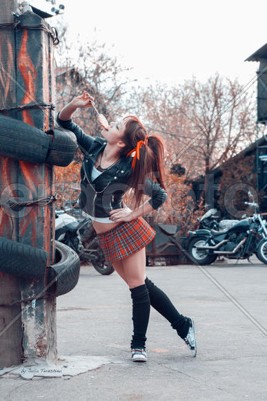 Девушка в юбке с леденцом