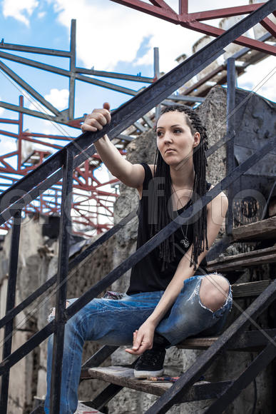 Девушка-брюнетка в джинсах