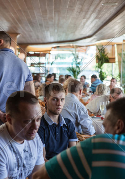 Молодой человек смотрит в камеру