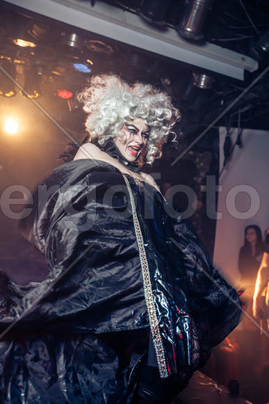 Женщина в костюме