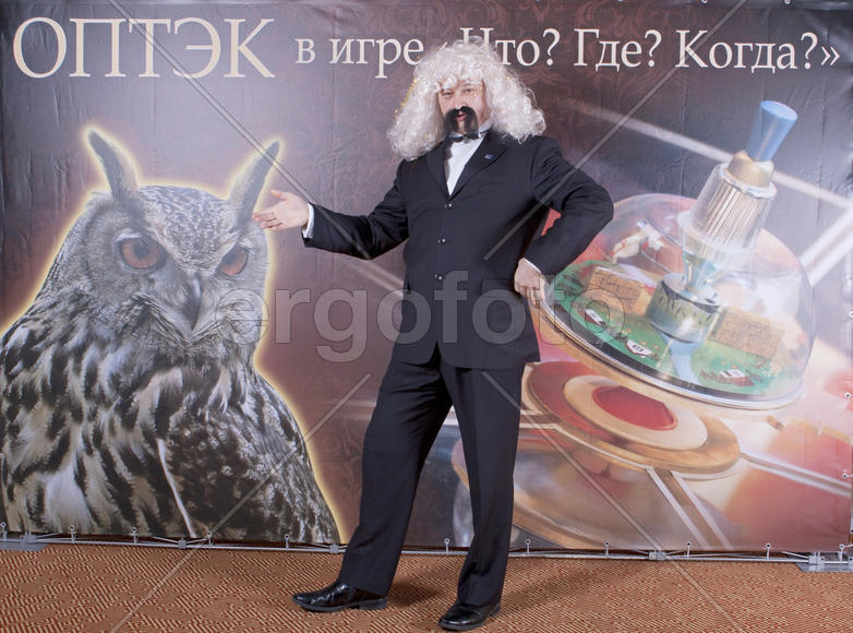 Мужчина в парике