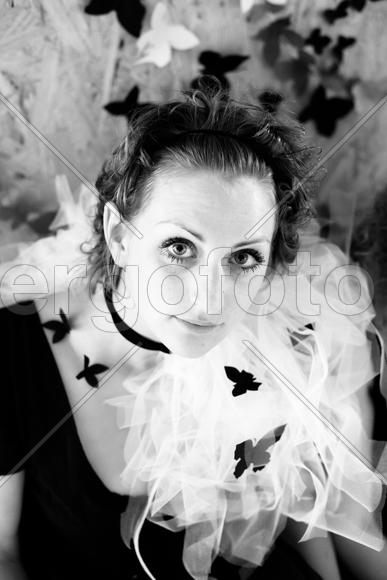 Девушка на ч/б фоне