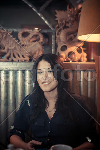 Девушка-брюнетка улыбается