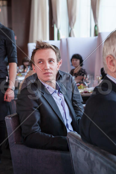 Мужчина в костюме сидит