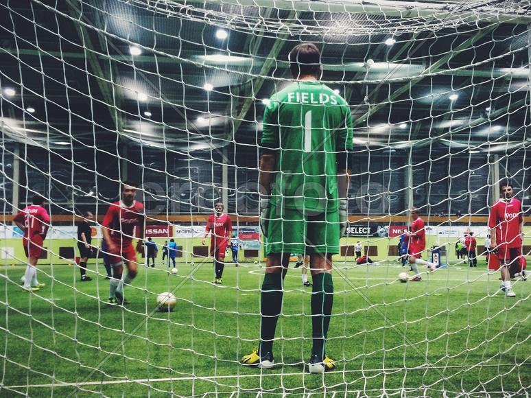 За вратарской сеткой