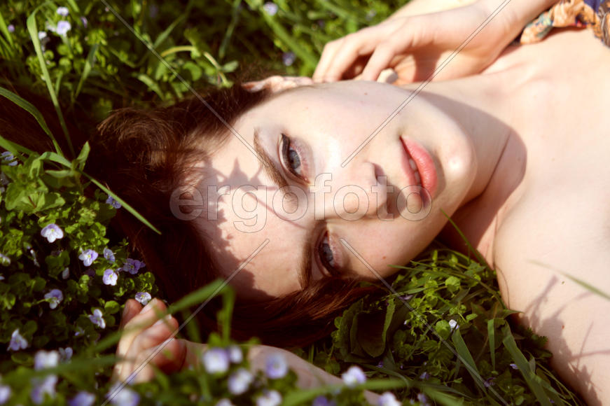Девушка на траве
