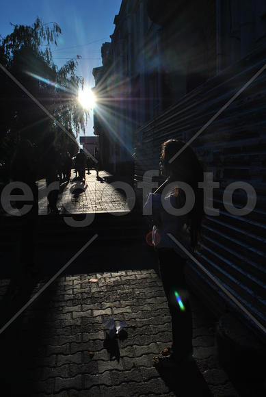 Девушка в контровом свете