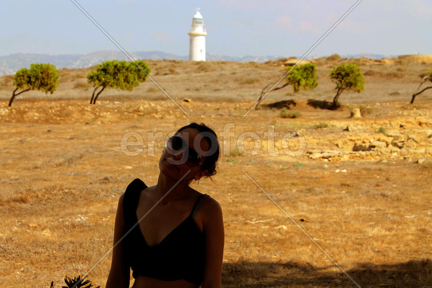 Девушка на фоне деревьев