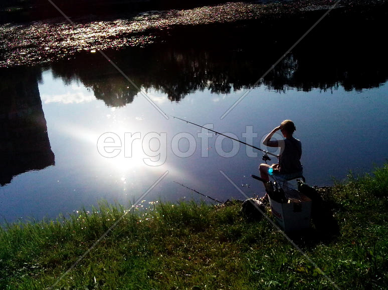 Девушка ловит солнце