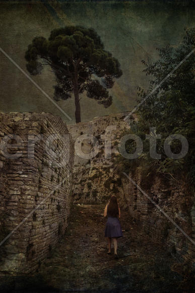 Мрачное фото. Девушка в лабиринте. В стиле гранж