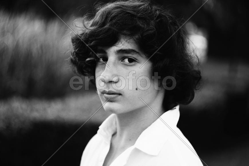 Мальчик-брюнет