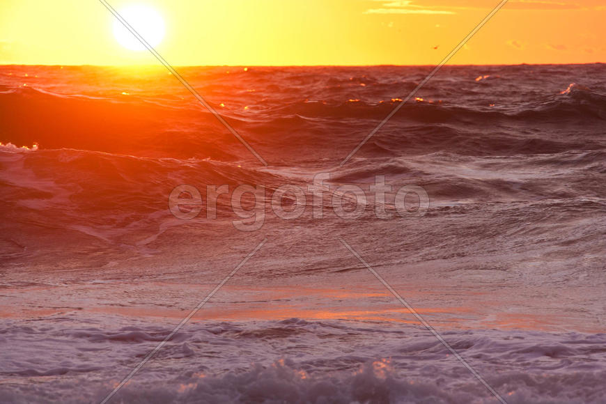 Неспокойное море на закате