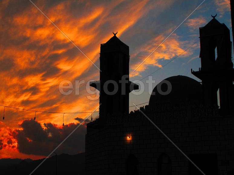 Мечеть на фоне заката