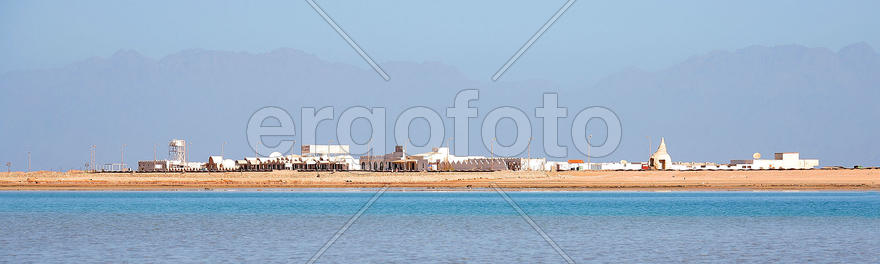 Группа построек на горизонте