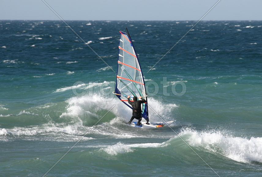Виндсёрфер на волнах