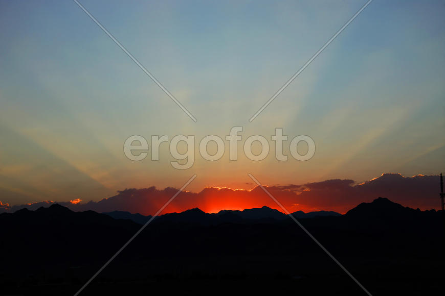 Восход солнца из-за линии гор