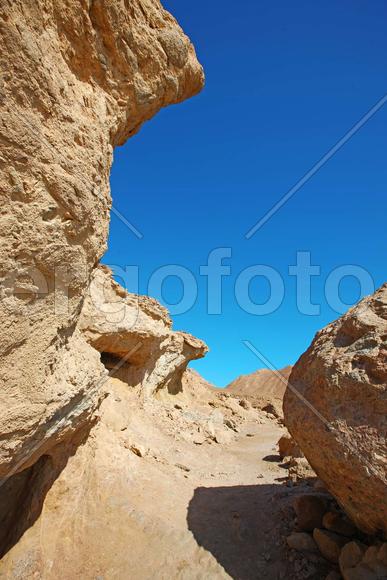 Тропинка среди скал