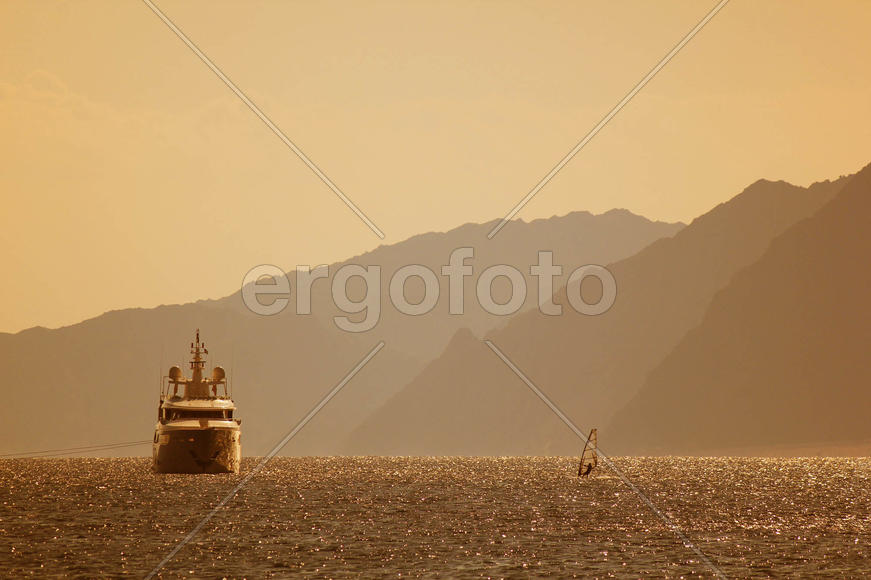 Яхта на фоне гор