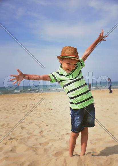 Восторг, ребёнок с вытянутыми вверх руками