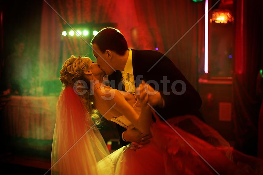 Молодожены в танце