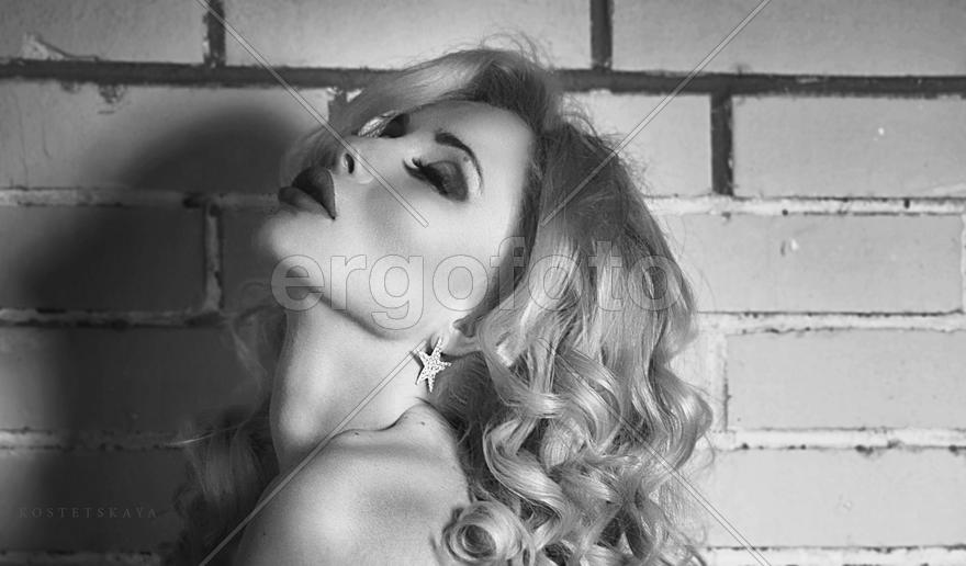 Красивая девушка с закрытыми глазами