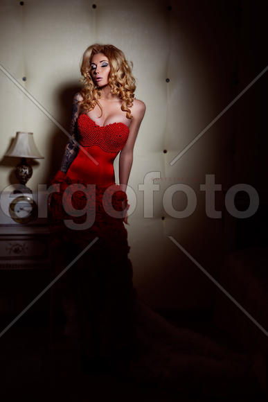 Девушка с закрытыми глазами у стены