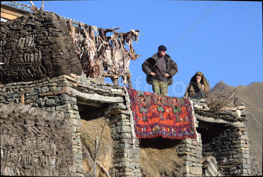Мужчина озирается по сторонам