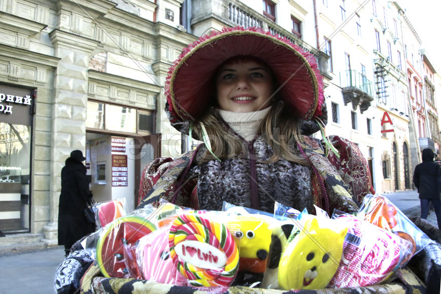 Радостная девушка в шляпе