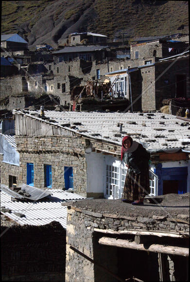 Бабушка на фоне домов