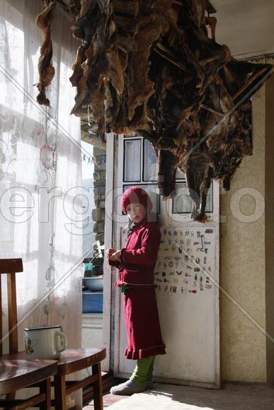 Девочка в комнате