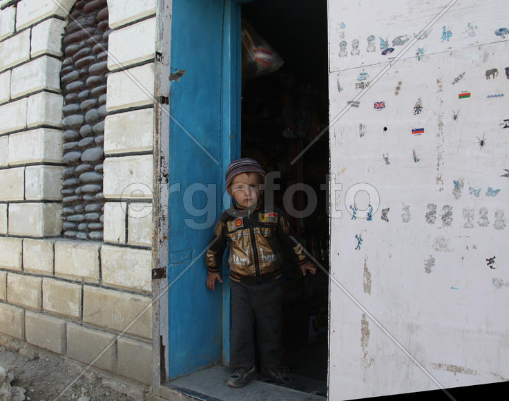 Мальчик в дверях