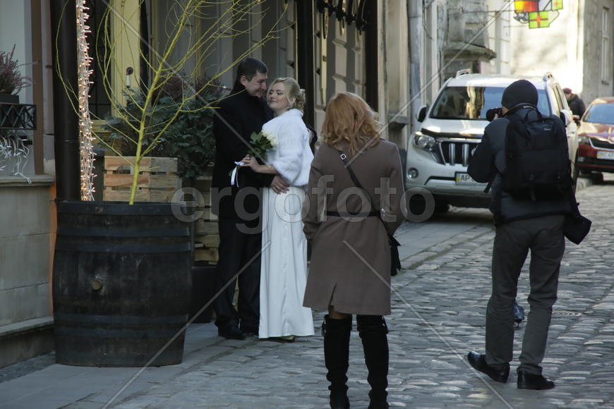 Свадебную пару фотографируют