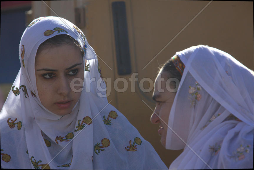 Две женщины в платках