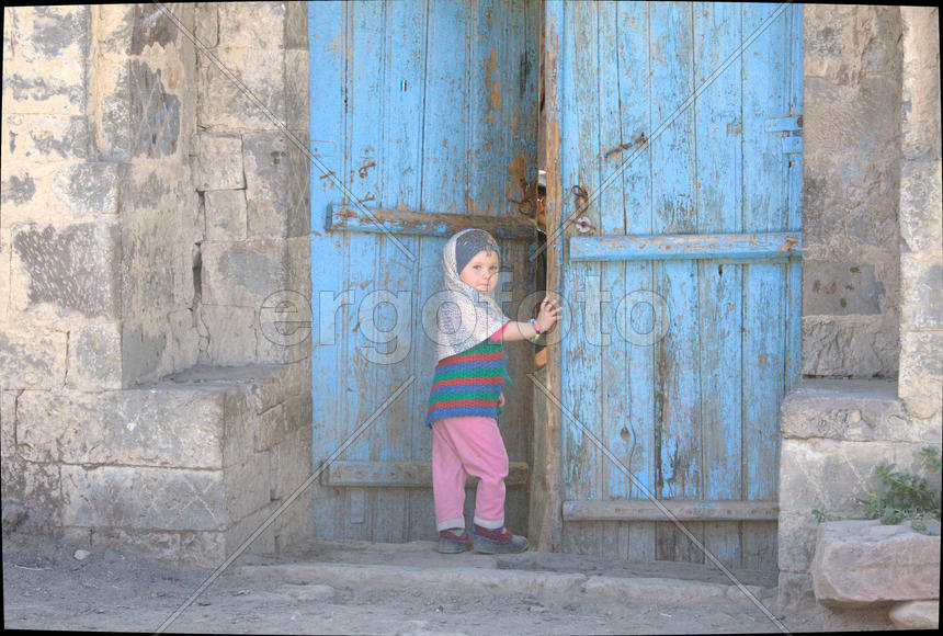 Ребенок у дверей