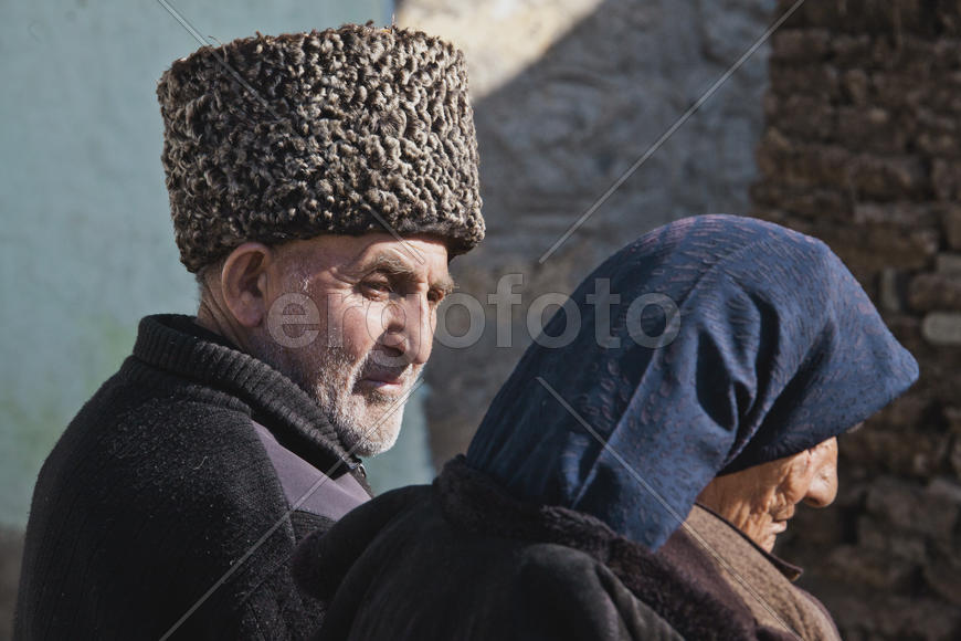 Мужчина смотрит на женщину