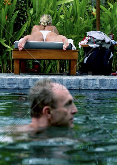 Мужчина плывет и не обращает внимание на женщину