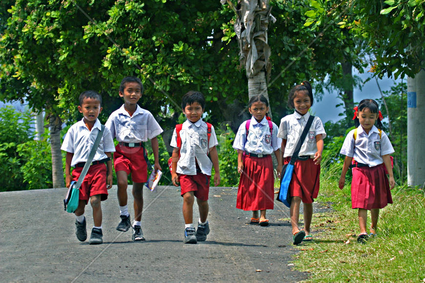 Дети гуляют на улице